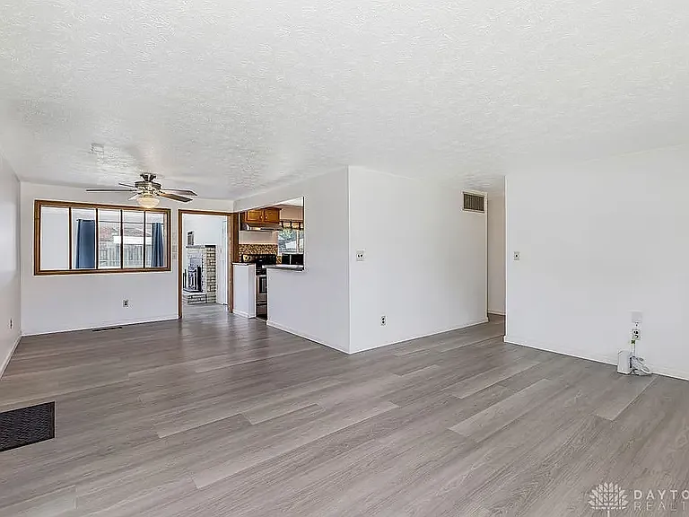 2090 Mattis Dr — Photo 28