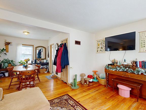 2nd image of 914 Grand Ave