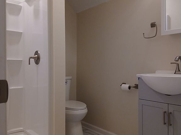 5th image of 646 Maple Ln #6