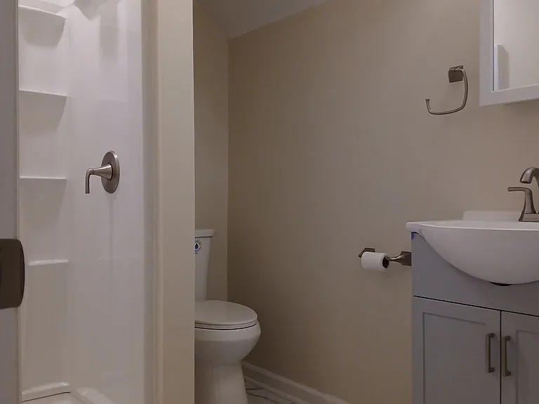 646 Maple Ln #6 — Photo 5
