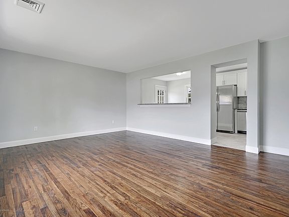 5th image of 1037 Ensign Ave
