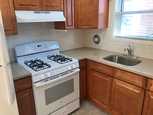 Rented by SUN WOOD REAL ESTATE | media 22