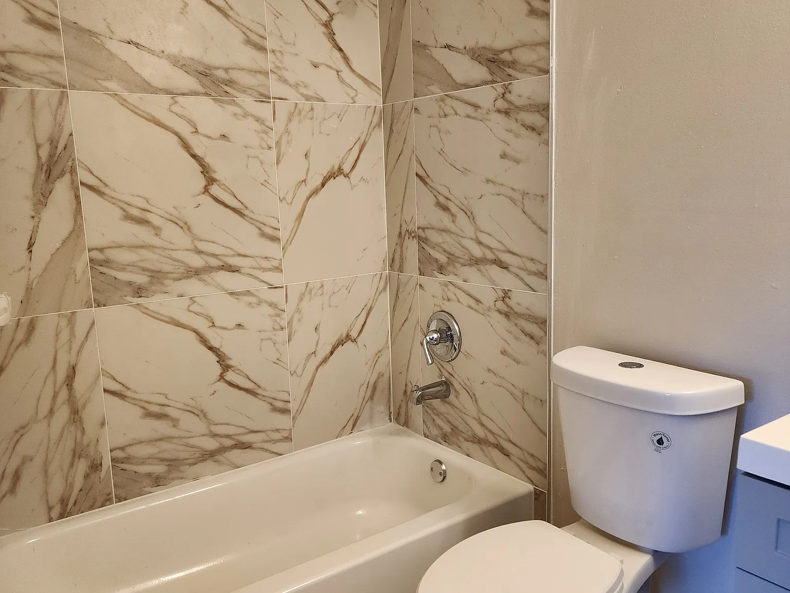 3 bed, 930 sqft, $2,200 — Photo 3
