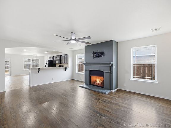 4th image of 1470 W Burnham Ave