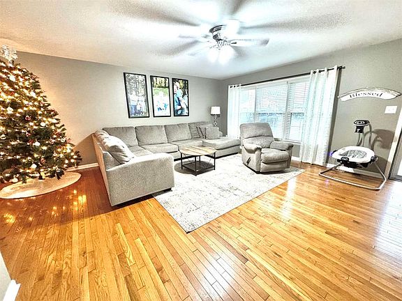 3rd image of 2820 Chippewa Dr