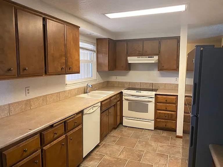 680 Malabar Dr — Photo 18