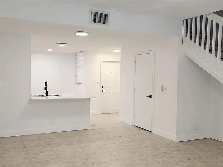 1599 Veracruz Ln — Photo 15