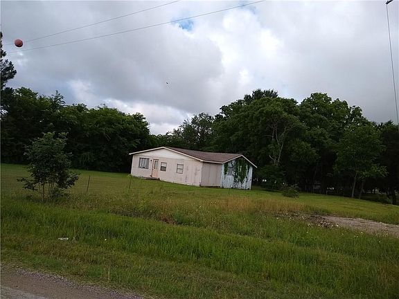 2nd image of 160 Oak Ln