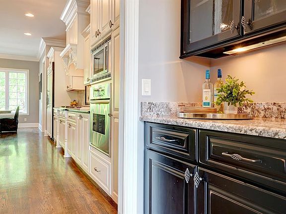 3rd image of 7 Beaufort Hunt Ln