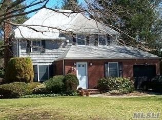 30 Entrance Rd, Roslyn Heights, NY 11577