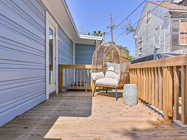 1615 Avenue L — Photo 38