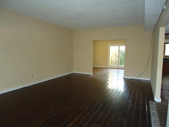 4th image of 2295 Foxmoor Ln #17