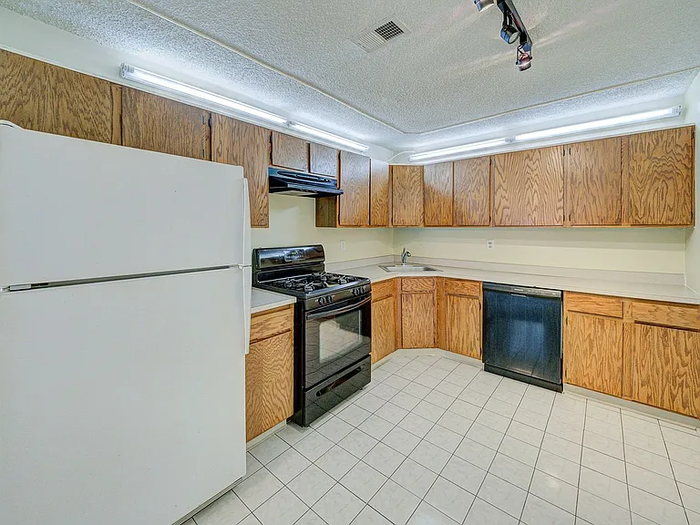 96 Versailles Ct — Photo 12