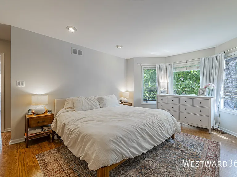 2336 N Lakewood Ave — Photo 11