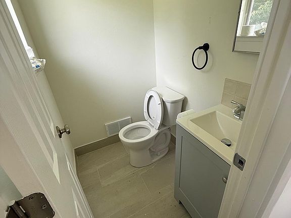 3rd image of 38270 Hixford Pl