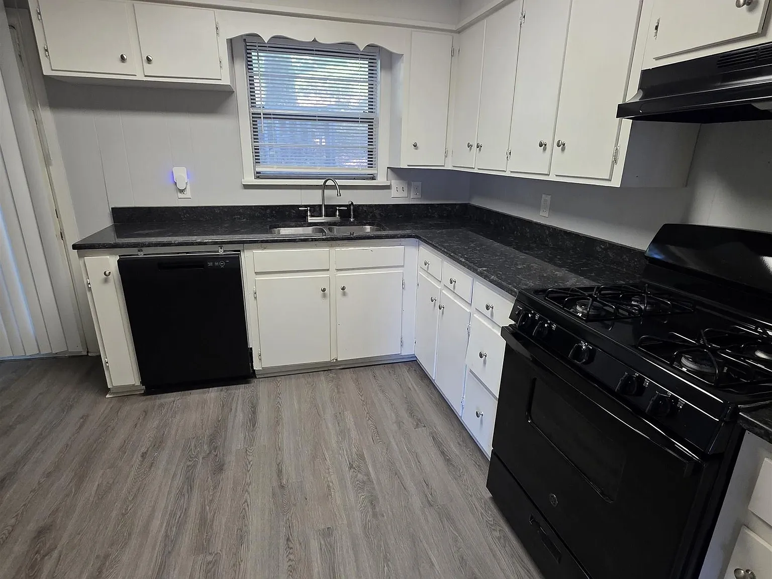 3 bed, 1.0 bath, 1196 sqft, $1,150 — Photo 4
