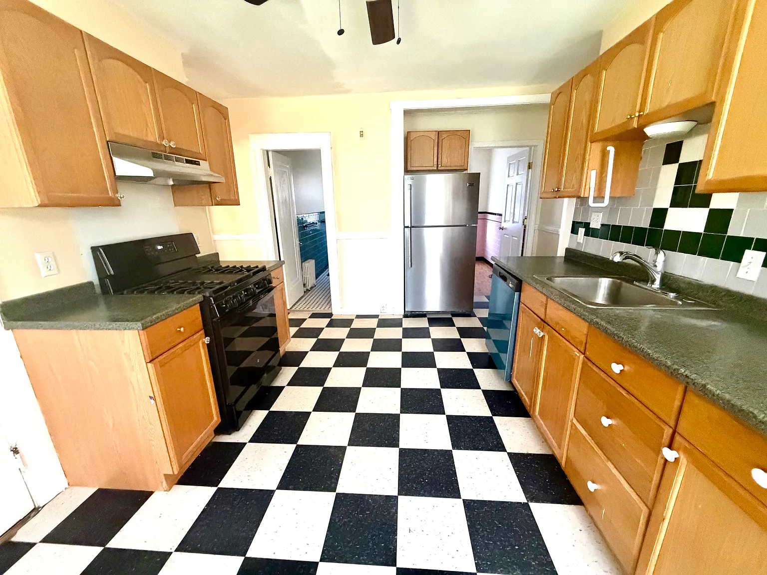 3 bed, 1.5 bath, 1391 sqft, $2,500 — Photo 3