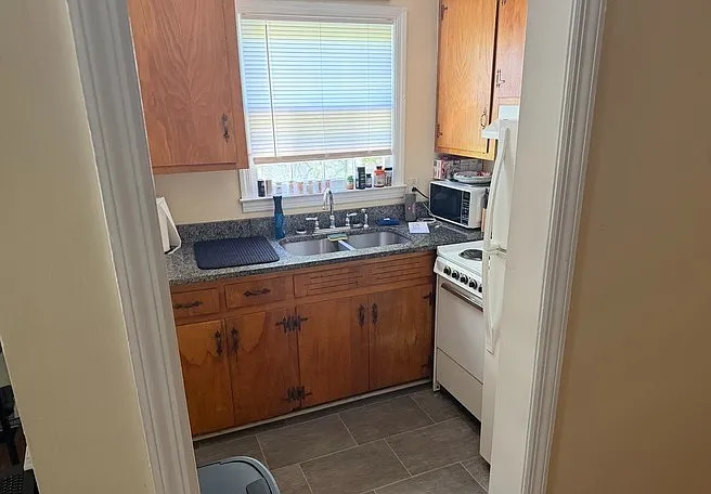 1 bed, 900 sqft, $1,000 — Photo 3