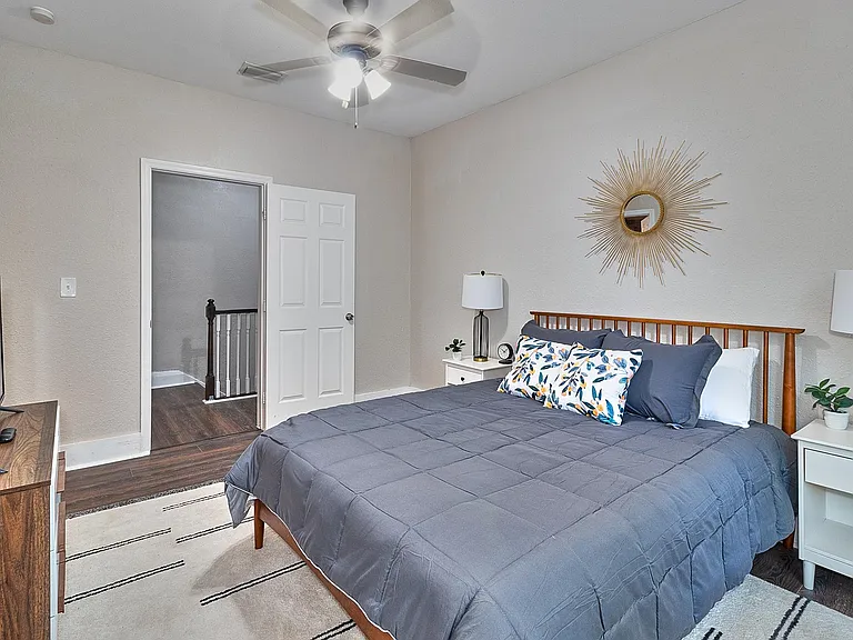 811 E Genesee St — Photo 31
