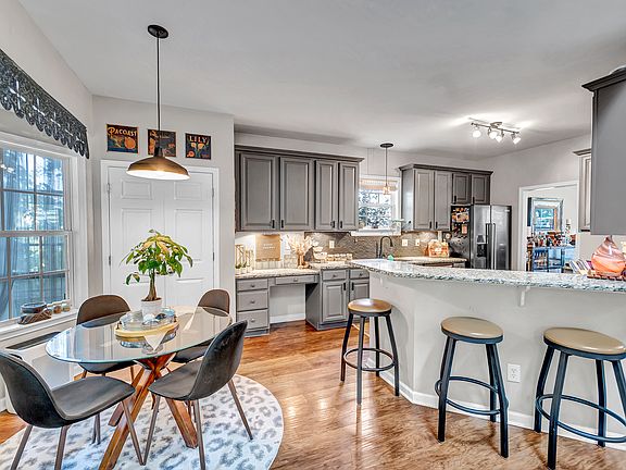 kitchenette and eat in bar in kitchen
