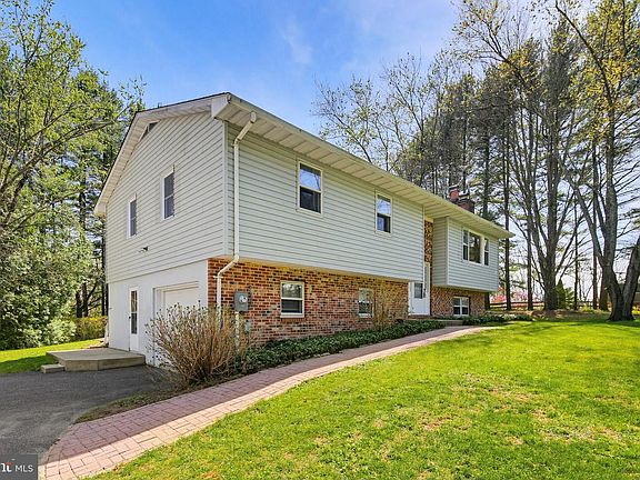 3rd image of 2701 Garrett Rd