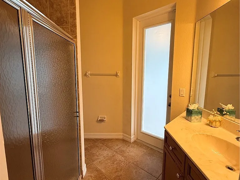217 NE 21st Pl — Photo 35
