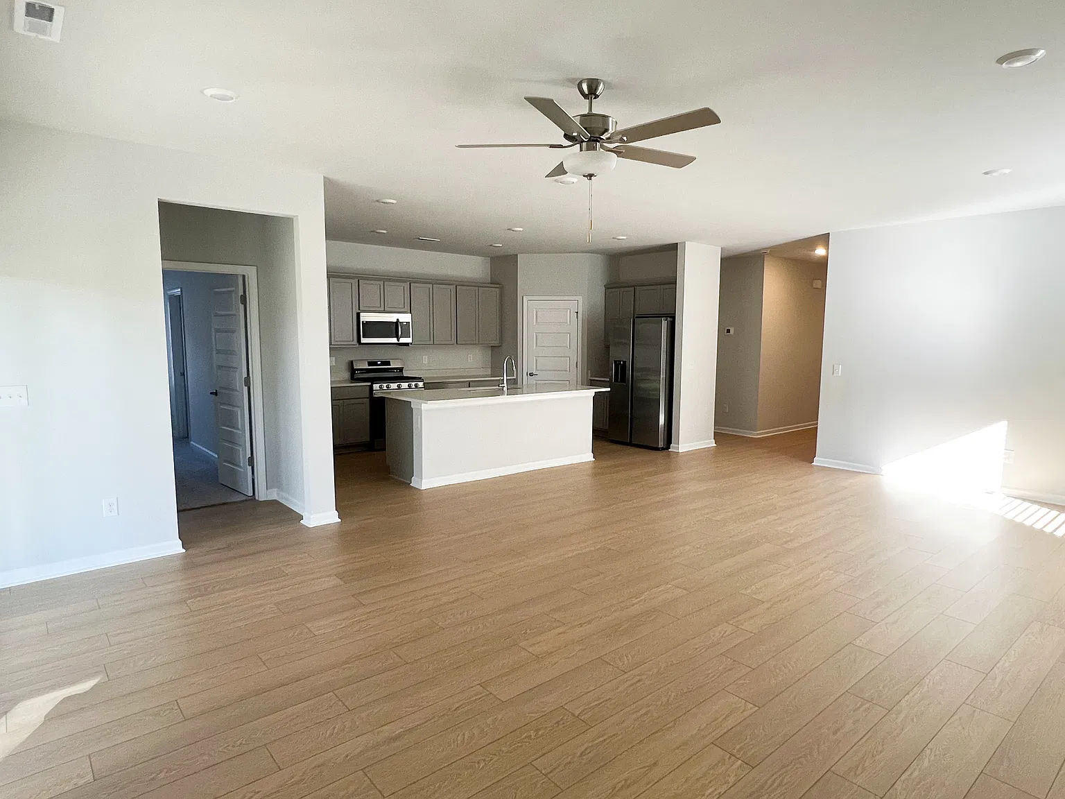 4 bed, 1943 sqft, $2,599 — Photo 4