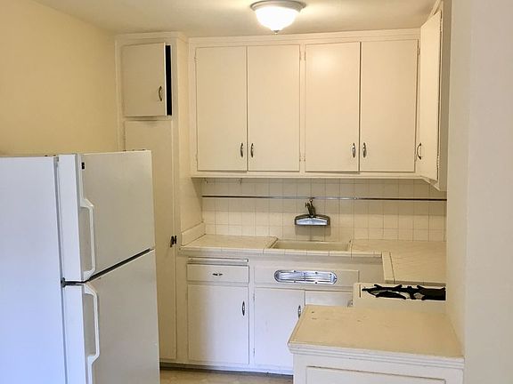 3rd image of 25 Edward St APT 4