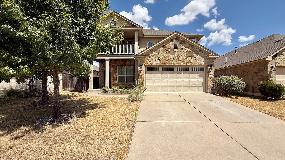 3 bed, 2.5 bath, 2002 sqft, $2,300 — Photo 2