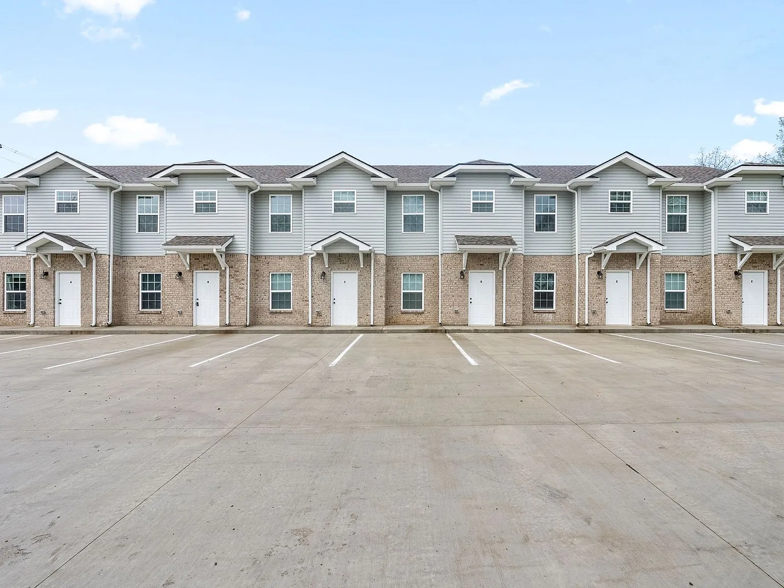 2 Bedroom Pet Friendly Townhomes Near Downtown For Rent! — Photo 1