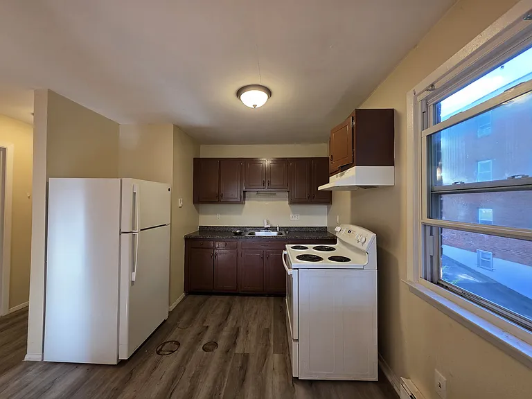 240 Sheffield Ave #B — Photo 4