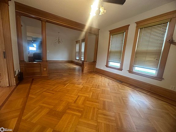 3rd image of 215 5th Ave NE