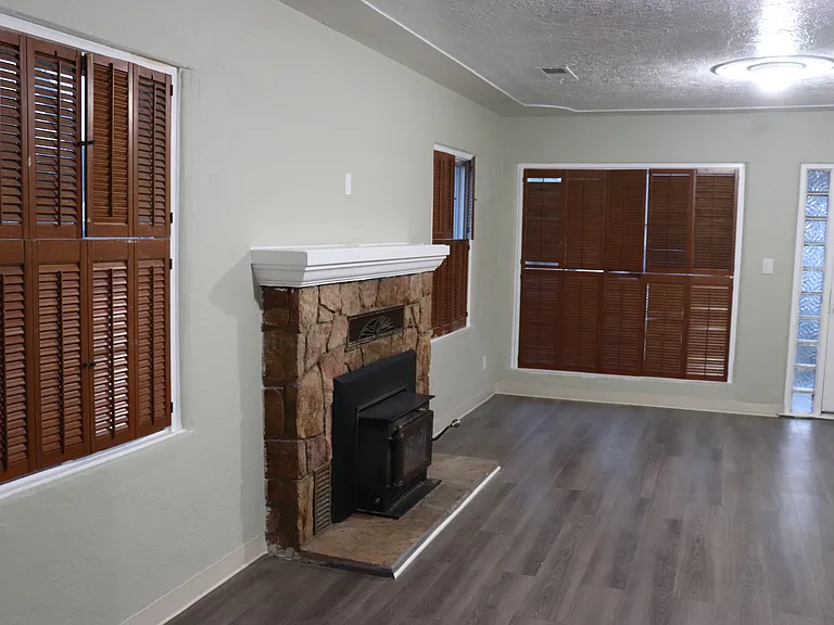 299 E Main St — Photo 2