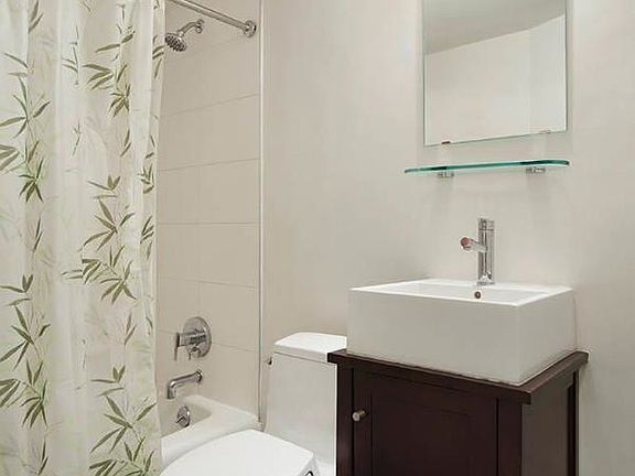 3rd image of 184 Thompson St APT 1L