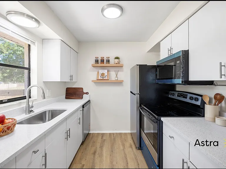 200 Westwood Ter N #160 — Photo 3