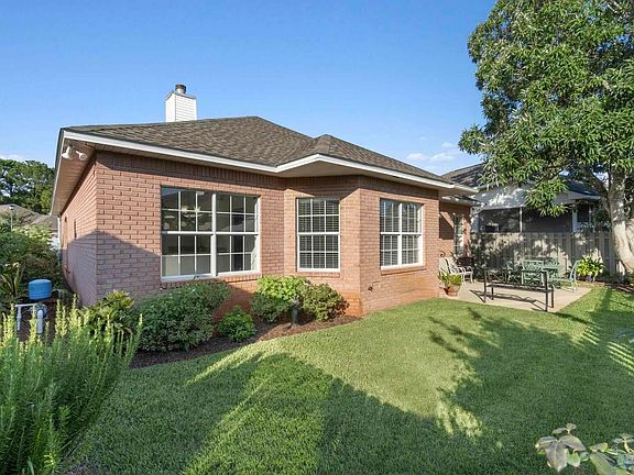 3rd image of 4029 Longwood Cir