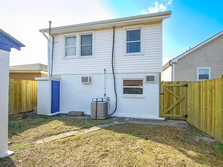 2105 Clouet St — Photo 9