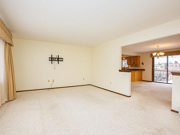 3rd image of 246 Maureen Ave
