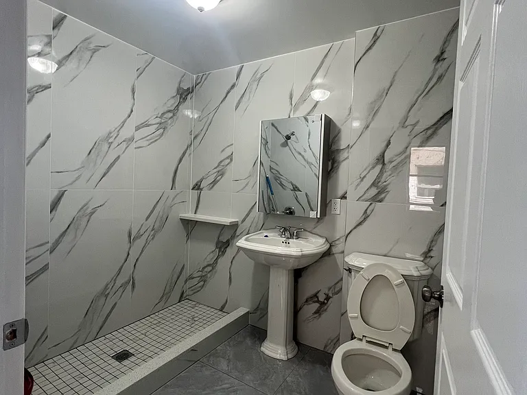 1548 W 8th St #1R — Photo 7