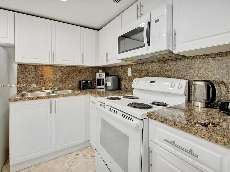 5401 Collins Ave #1126 — Photo 35