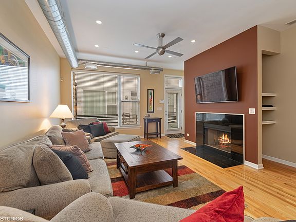 2nd image of 2943 N Lincoln Ave APT 212