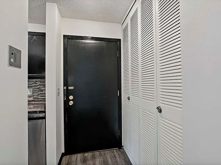 Winnetka Village Apts — Photo 9