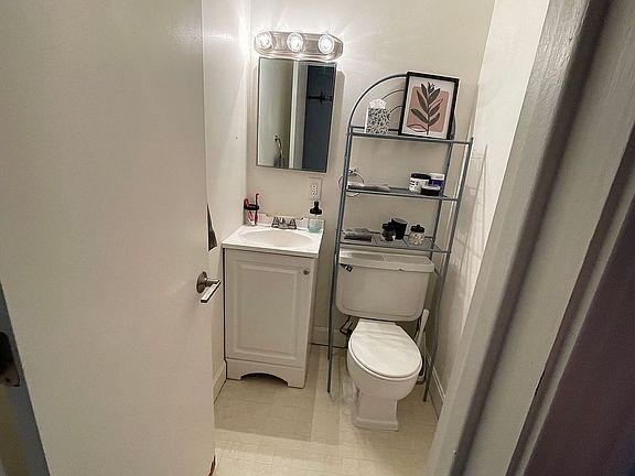 Downstairs 1/2 bath