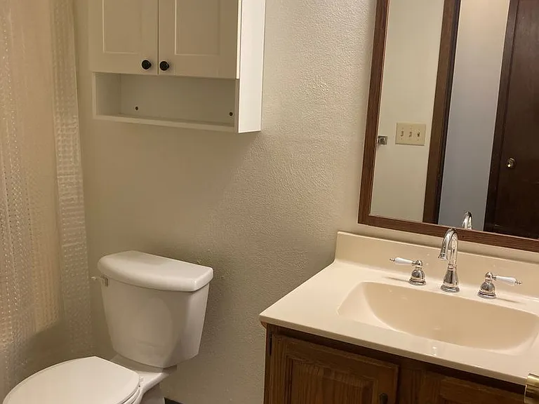 Immaculate Updated 1 and 2 Bedrooms with 1 Bath — Photo 28