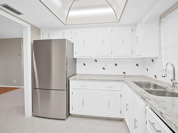 2nd image of 5483 Cresthaven Blvd APT B