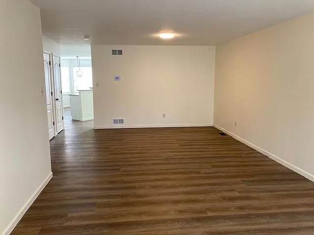 327 Oxford Pl — Photo 3