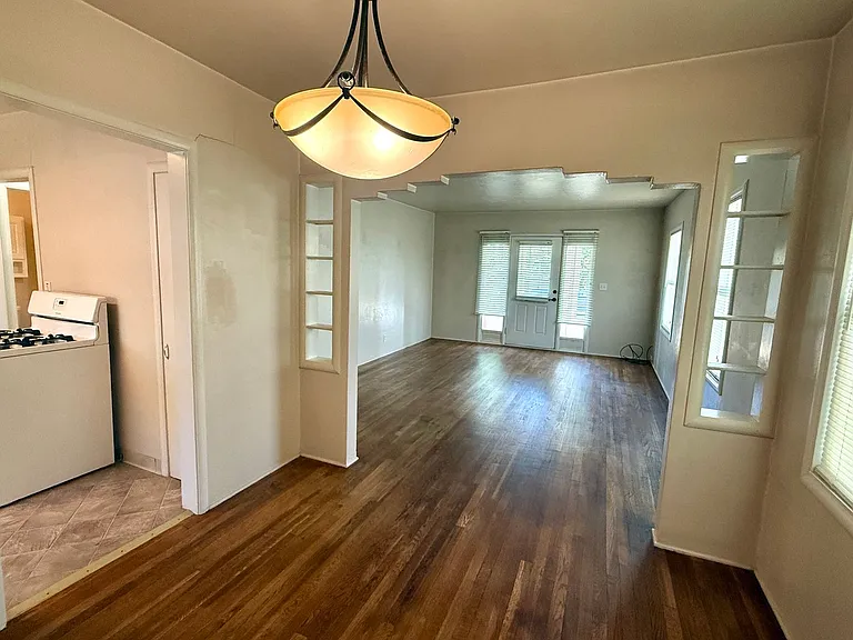 935 W Oak St — Photo 2
