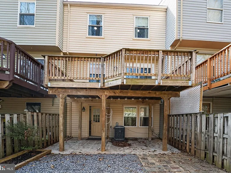 708 Suffield Dr — Photo 20