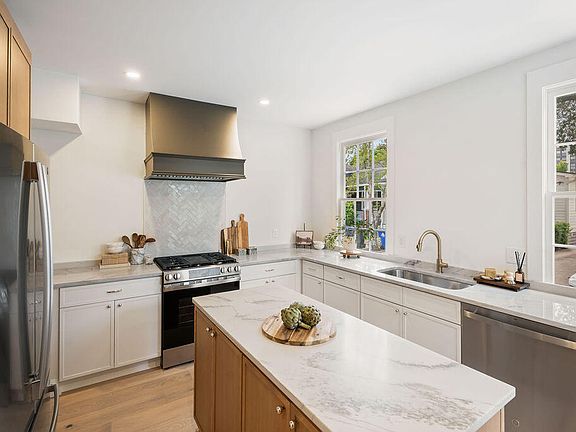 4th image of 20 Addison St