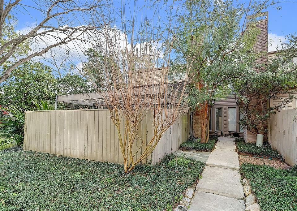 This T/H in wonderful Epernay is a 2 or a 3 bed room with 2.5 baths and 2 car attached garage.